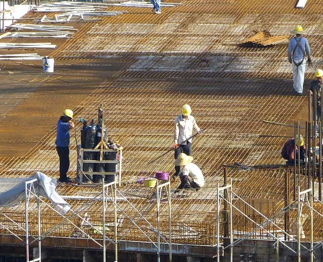 建筑工人使用建筑模板钢模板